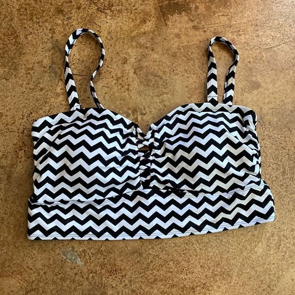 TORRID black and white CHEVRON WIRELESS LATTICE BIKINI TOP - Picture 4 of 9